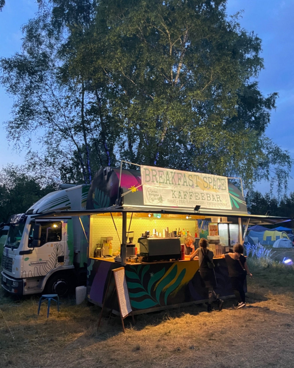 Sebastian Walenciak und sein Team von Green Temper Coffee mit ihrem bunten MAN TGL 8.180 namens Ludger verkaufen auch am Abend auf vielen Festival und Veranstaltungen Kaffee und Kuchenspezialitäten.